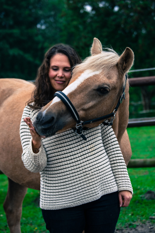 Marie-Charlotte Neumann mit Pferd